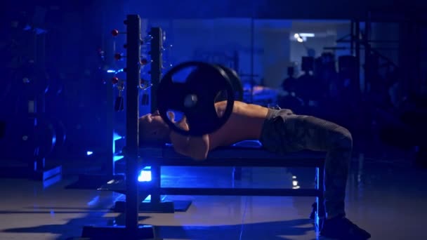 Спортсмен Рубашек Поднимает Тяжести Здоровый Человек Тренируется Тяжелой Штангой Лежа — стоковое видео