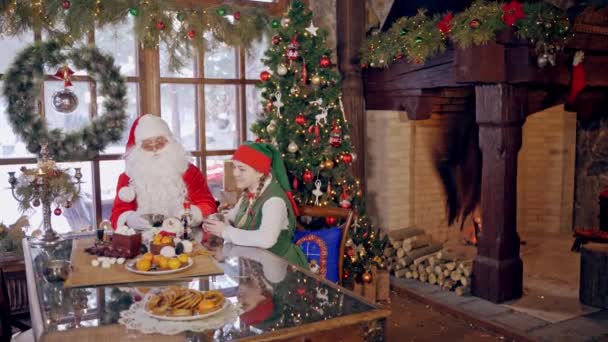 Moş Crăciun Împreună Elfii Zânelor Elf Face Fotografii Camera Retro — Videoclip de stoc
