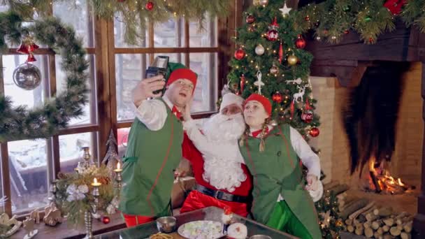 Щасливих Ельфів Миколая Біля Ялинки Санта Клаус Разом Радісними Ельфами — стокове відео