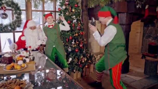 Santa Con Elfos Divertidos Navidad Elf Está Tomando Fotos Santa — Vídeo de stock