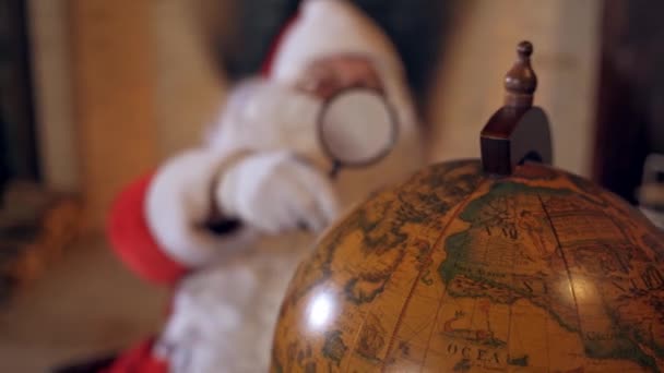 Święty Mikołaj Globusem Wielki Okrągły Glob Mikołaj Patrzący Niego Przez — Wideo stockowe