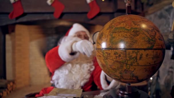 Santa Dívá Zeměkouli Santa Claus Sedí Obrací Model Zeměkoule Obálka — Stock video