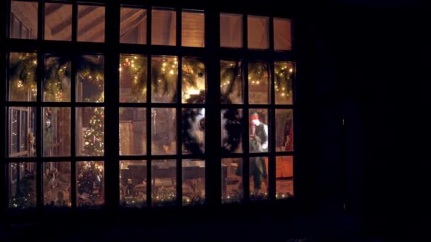 Рождество Санта Сумкой Полной Подарков Выходит Своего Дома Санта Красном — стоковое видео