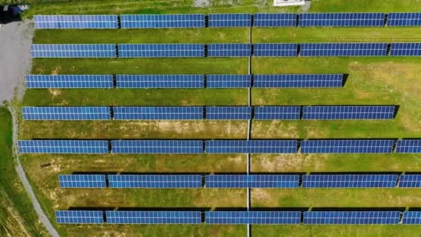 太陽光発電所のトップの空中ビュー 現場の革新的な太陽電池 再生可能エネルギー源 右への動き — ストック動画
