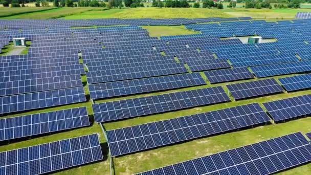Modern Fotovoltaikus Farm Energiaforrás Napenergiával Működő Megújuló Napenergiát Használó Erőmű — Stock videók