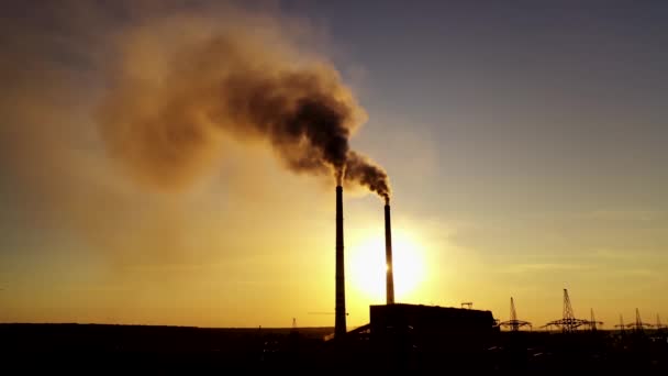 Silueta Oscura Una Fábrica Atardecer Tuberías Con Humo Sucio Planta — Vídeo de stock