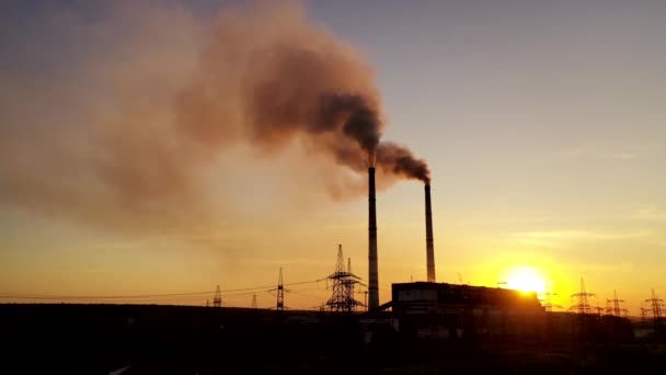 Donkere Industriële Fabriek Avond Metallurgische Fabriek Rook Die Bij Zonsondergang — Stockvideo