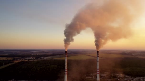 Tubos Industriales Con Humo Fábrica Metalúrgica Entre Campos Verdes Bosques — Vídeo de stock