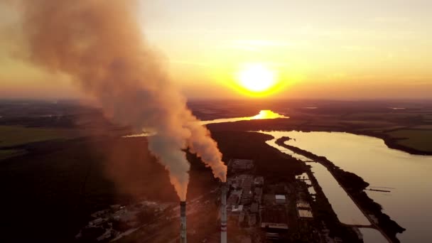 Tuberías Con Humo Cerca Del Río Tarde Contaminación Del Medio — Vídeo de stock