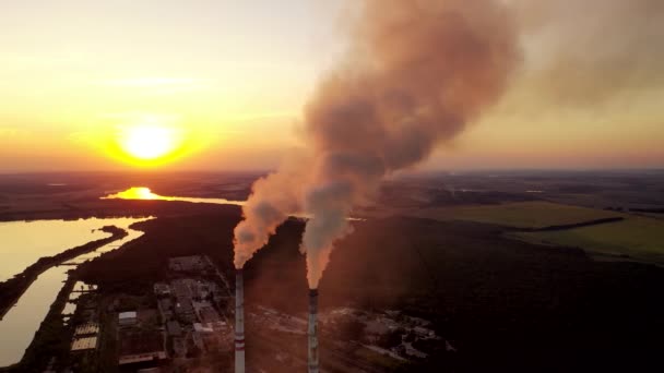 Planta Metalúrgica Atardecer Humo Saliendo Las Tuberías Fábrica Fondo Natural — Vídeo de stock