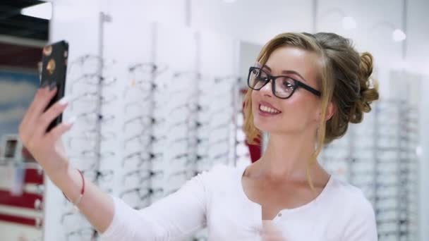 Femme Portant Des Lunettes Avec Téléphone Belle Dame Qui Essaie — Video