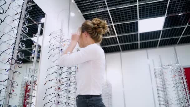 Jolie Femme Optique Belle Jeune Client Essayant Une Nouvelle Paire — Video