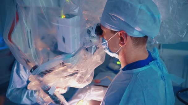 Работа Через Современный Микроскоп Хирурги Проводят Операцию Современном Оборудовании Клинике — стоковое видео