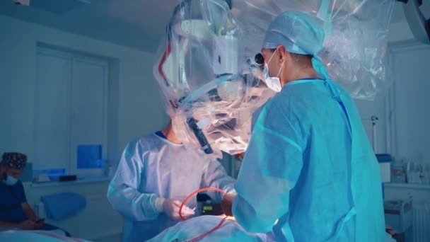 Δουλειά Χειρουργών Στο Σύγχρονο Χειρουργείο Ιατρικοί Ειδικοί Εκτελούν Μια Χειρουργική — Αρχείο Βίντεο
