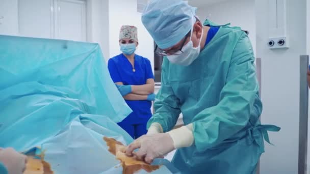 Врачи Лечат Пациента Профессиональные Медицинские Работники Выполняющие Операцию Пациенту Больнице — стоковое видео