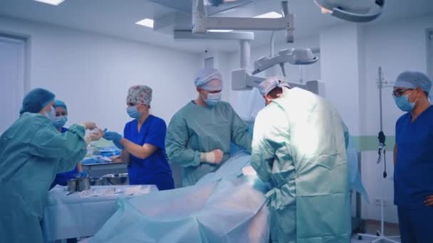 Teamwork Van Specialisten Moderne Kliniek Stamcellen Injectieprocedure Artsen Operatiekamer Gezondheidszorgconcept — Stockvideo