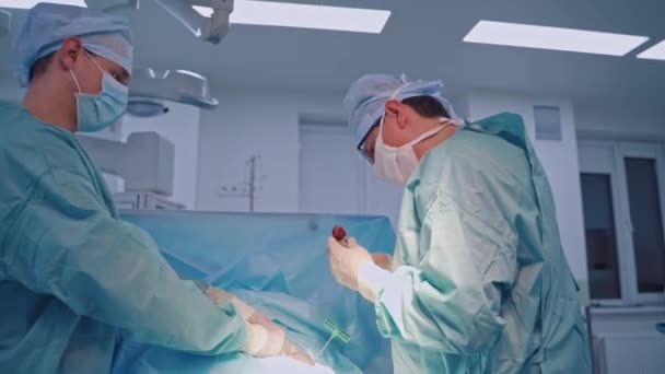 Médecins Professionnels Clinique Moderne Spécialistes Uniforme Médical Faisant Une Opération — Video