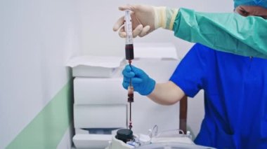Kök hücre araştırması. Tıp çalışanları kan örnekleriyle çalışıyor. Kök hücreler enjeksiyon prosedürü.