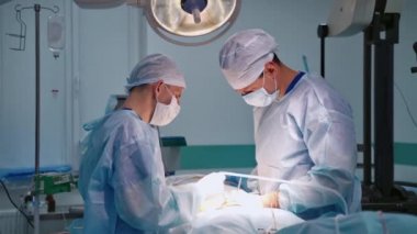 Tıbbi ekip bir klinik ameliyathanesinde ameliyat yapıyor. Doktorlar konsepti.