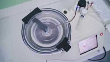 Kök hücre terapisi. Şırıngada plazma. Santrifüj.