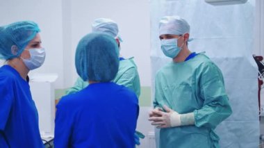 Bir grup cerrah tartışıyorlar. Tıp üniformalı profesyonel doktorlar. Modern tıbbi geçmiş