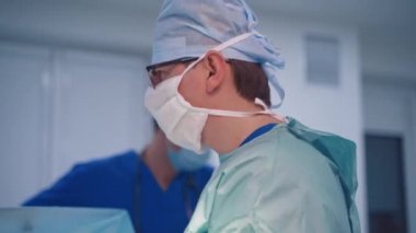 Hastanenin ameliyathanesinde. Profesyonel cerrahlar ve hemşireler ameliyathanede çalışıyor..