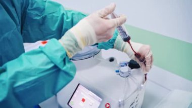 Kök hücre terapisi. Şırıngada plazma. Santrifüj.