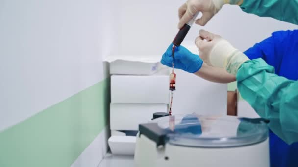 Procedimento Injeção Células Estaminais Trabalhadores Laboratório Derramando Sangue Máquina Moderna — Vídeo de Stock