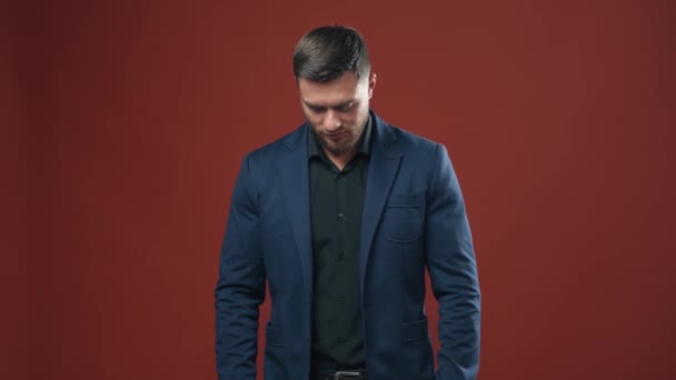 Jóképű Férfi Elegáns Öltönyben Egy Fiatal Üzletember Portréja Vörös Stúdióban — Stock videók