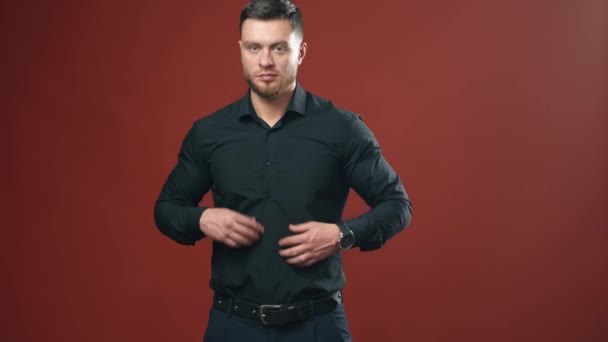 Przystojny Brunetka Biznesmen Atrakcyjnym Wyglądzie Czarnej Koszuli Jasnym Tle Koncepcja — Wideo stockowe
