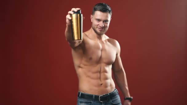 Vonzó Testépítő Fickó Protein Shake Portré Egy Izmos Sportolóról Póló — Stock videók