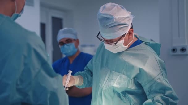 Operación Trasplante Médula Ósea Grupo Cirujanos Quirófano Con Equipo Quirúrgico — Vídeos de Stock