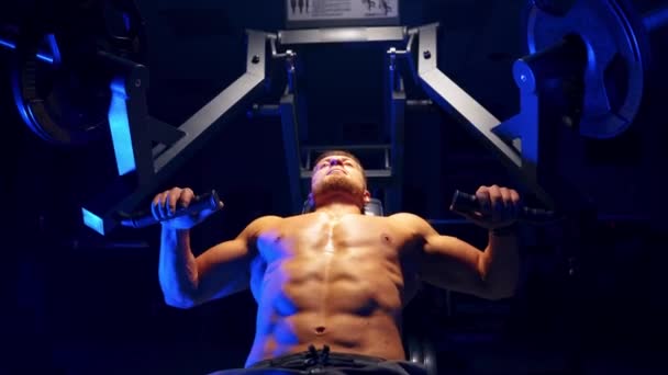 Joven Guapo Haciendo Ejercicio Press Banca Gimnasio Filtro Luz Azul — Vídeos de Stock