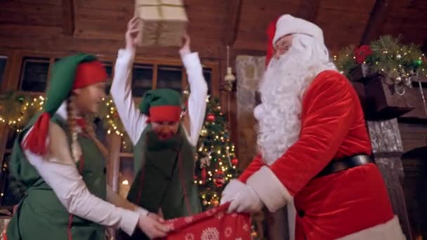 Santa Claus Elfové Připravují Dárky Pro Děti Chlapec Elf Dává — Stock video