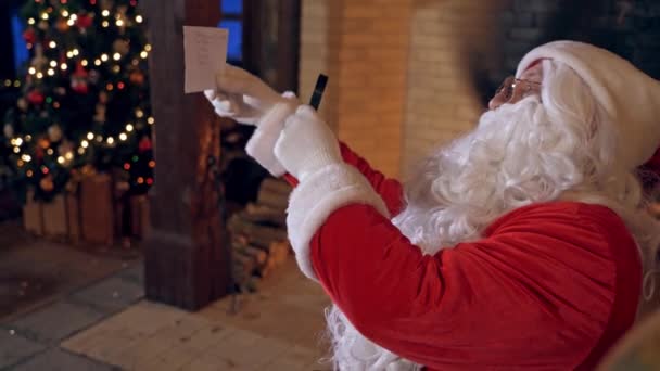 Babbo Natale Tiene Lente Ingrandimento Davanti Viso Guarda Una Lettera — Video Stock