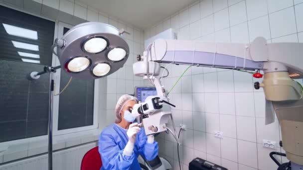 Chirurgien Utilisant Microscope Opératoire Pendant Travail Vidéo Côté Équipement Moderne — Video