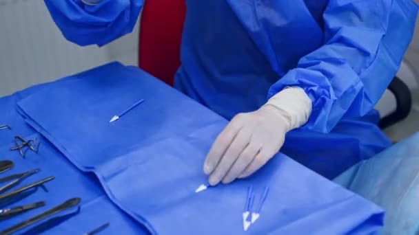 Chirurg Trzymający Rękach Instrumenty Medyczne Leczący Oczy Pacjenta Nowoczesnym Mikroskopem — Wideo stockowe