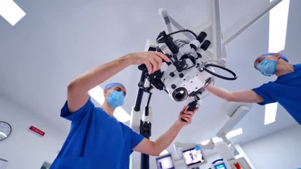 Korekce Vidění Mikroskopem Chirurg Ruce Rukavicích Provádí Korekci Laserového Vidění — Stock video