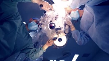Modern tıp kliniğinin ameliyat odasının önünde üniformalı bir cerrah. Mikroskopla görme düzeltmesi.