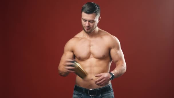 Portrait Athletic Man Choosing Fresh Apple Chocolate Healthy Food Dieting — Stock Video