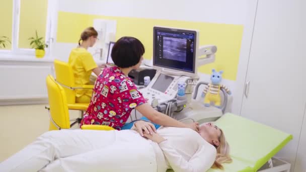 Lekarz Pracuje Sprzętem Ultradźwiękowym Klinice Specjalistka Robiąca Usg Tarczycy Pacjent — Wideo stockowe