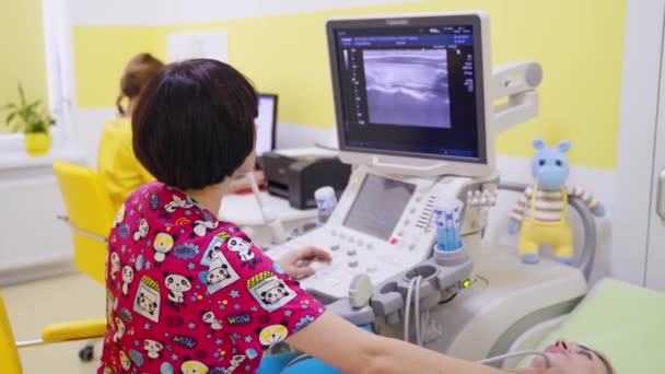 Ecografía Glándula Tiroides Médico Mira Pantalla Una Computadora Durante Diagnóstico — Vídeos de Stock