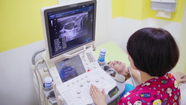 Arzt Macht Ultraschalldiagnostik Frauenärztin Mit Ultraschallgerät Klinik Arzt Lässt Ultraschallsensor — Stockvideo