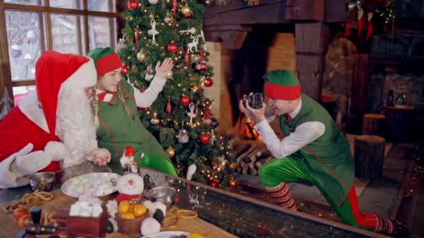 Moş Crăciun Elf Lângă Pomul Crăciun Elf Fericit Luând Fotografie — Videoclip de stoc