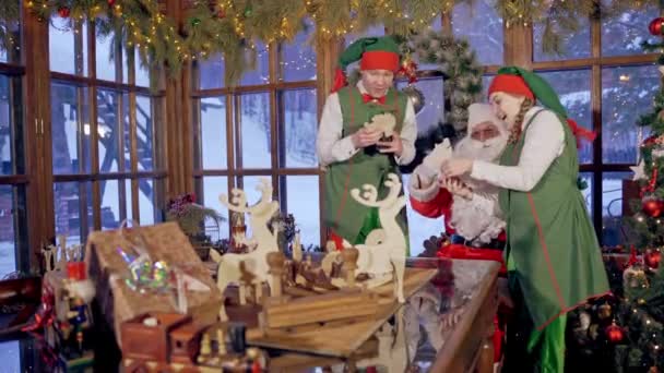 Šťastní Elfové Dřevěnými Hračkami Mnoho Ručně Vyrobených Hraček Stole Santa — Stock video