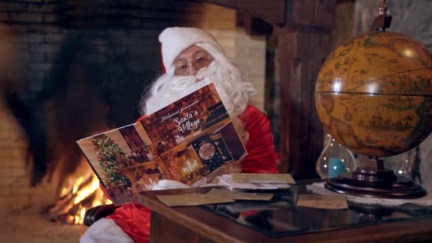 Pai Natal Ler Livros Magia Real Papai Noel Olhando Para — Vídeo de Stock