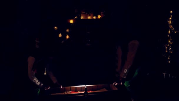 Ельфи Темній Кімнаті Різдво Двоє Ельфів Відкривають Яскравий Контейнер Беруть — стокове відео