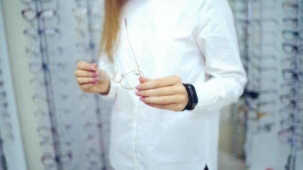 Modische Brillen Frauenhänden Attraktive Junge Frau Setzt Neue Brille Auf — Stockvideo