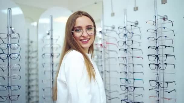 Femme Souriante Dans Nouvelles Lunettes Joyeux Jeune Acheteur Féminin Choisissant — Video