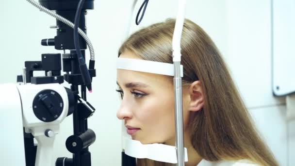 新的医疗设备检查病人的眼睛 一个漂亮的女人在看医生时检查她的视力 眼科概念 — 图库视频影像